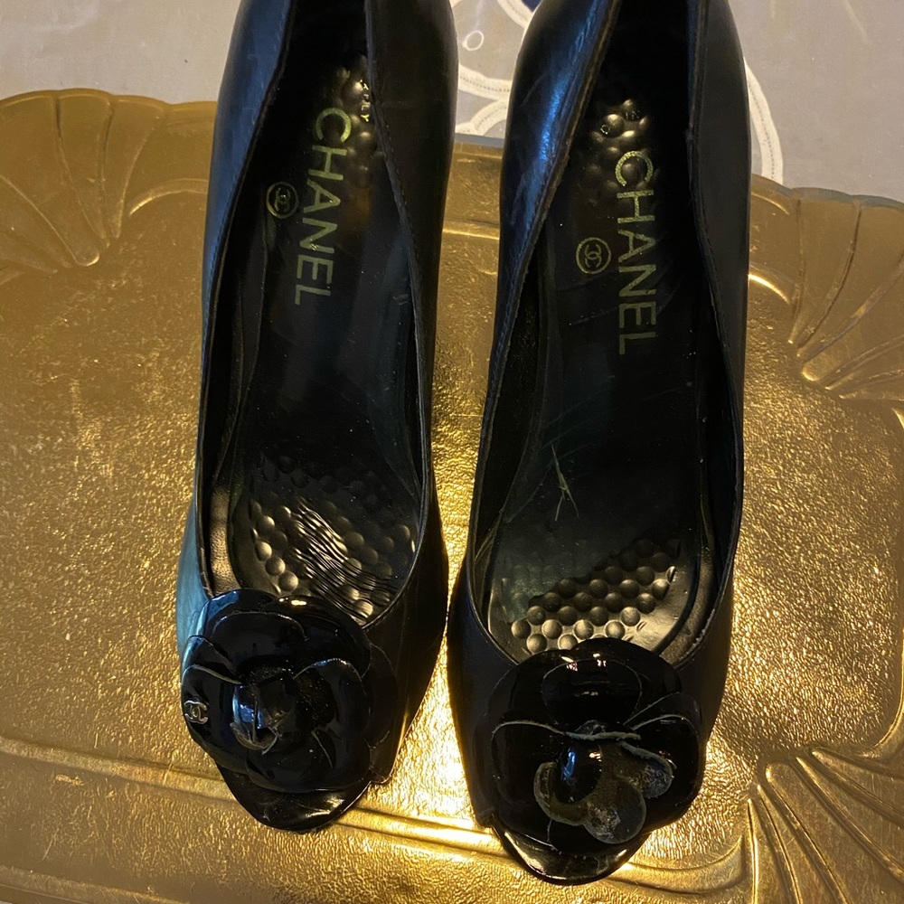 CC leather Camilla  flower. Pump.